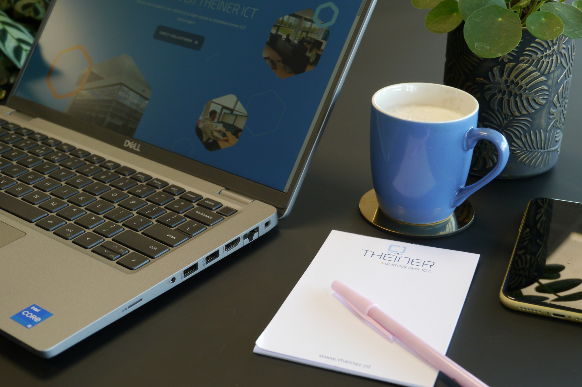 Werkplek met kop koffie