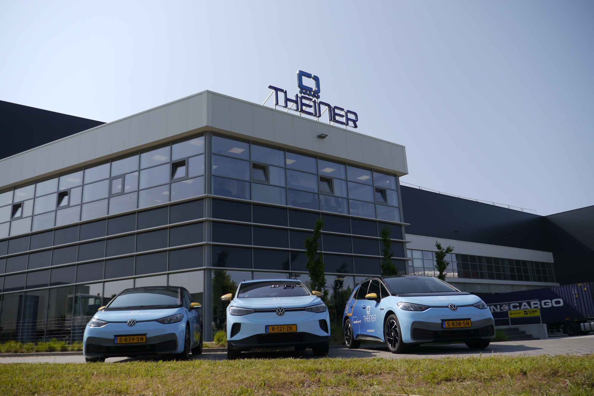 Vooraanzicht pand Theiner ICT met bedrijfsauto's