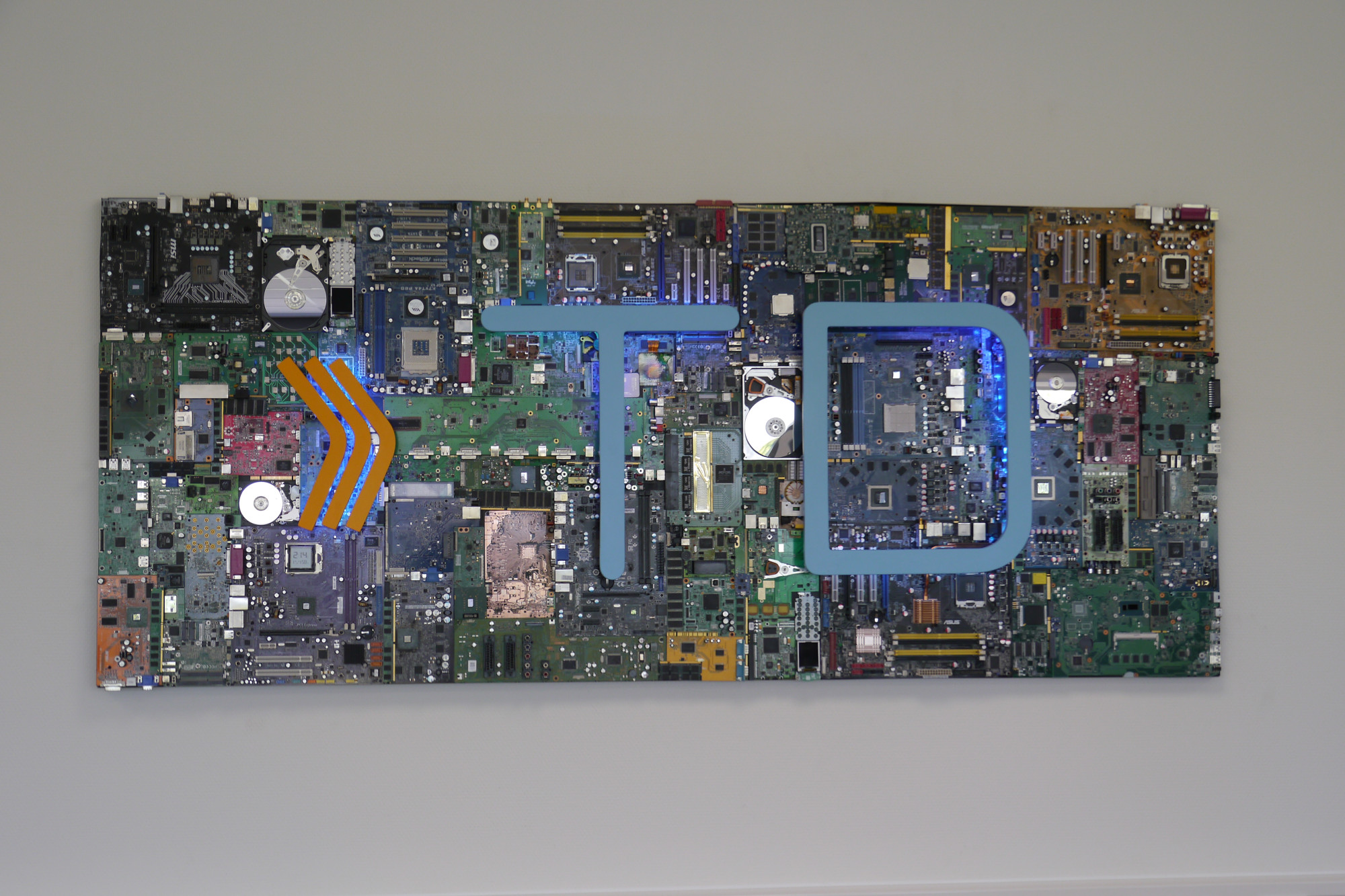 Bord met logo en hardware